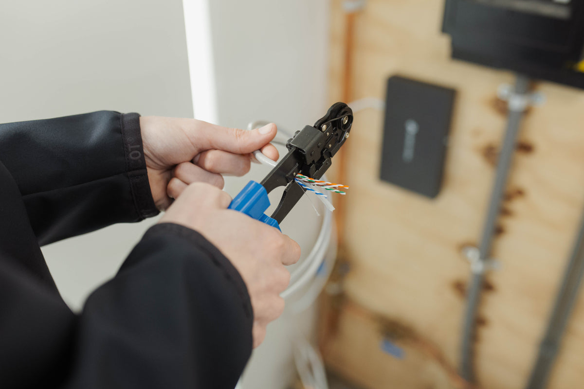 Monteur monteert een RJ45-connector op een netwerkkabel