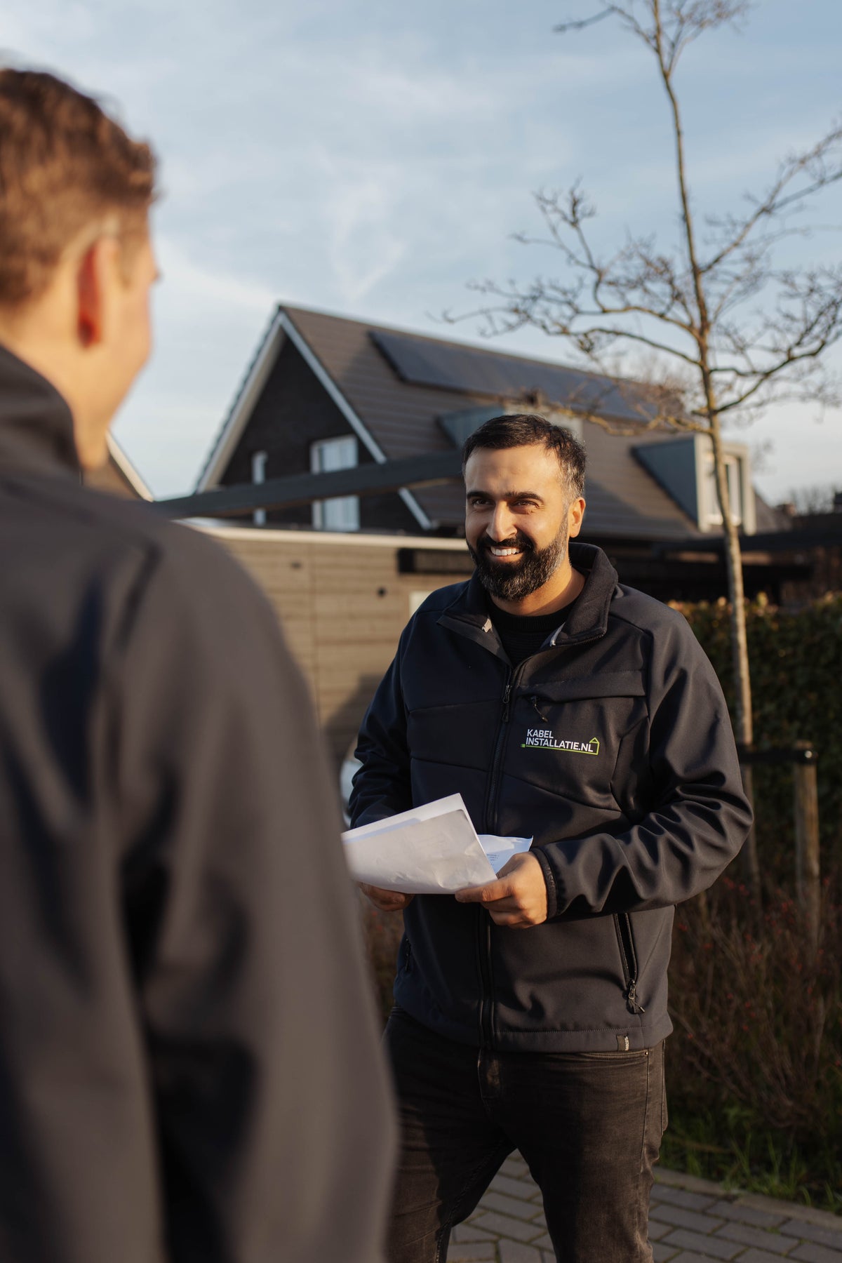 Monteur van Kabelinstallatie.nl in gesprek met een klant