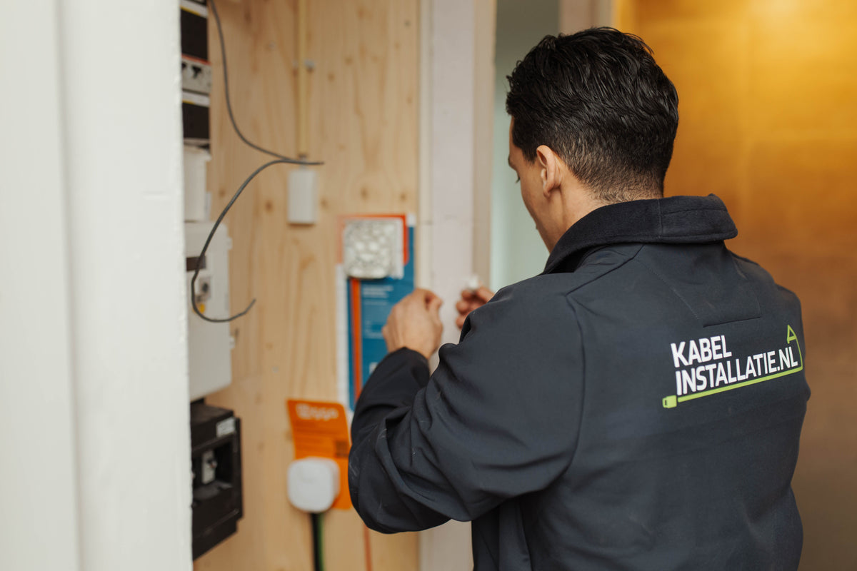Monteur van Kabelinstallatie.nl aan het werk in de meterkast